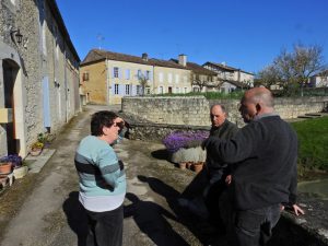 Roger et Louisette devant leur moulin